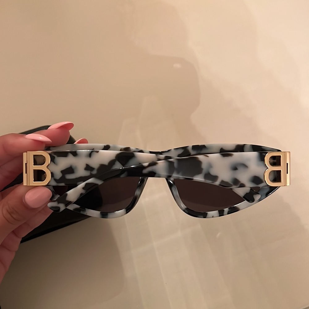 balenciaga women cat eye sunglasses have been worn once - Picture 7 of 9